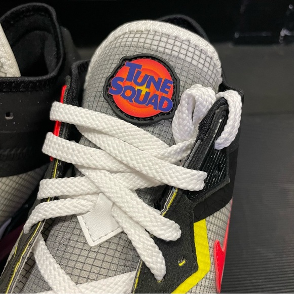 NIKE
LeBron 18 Low 'Sylvester vs Tweety Space Jam' Athletic Sneakers - Picture 12 of 16
